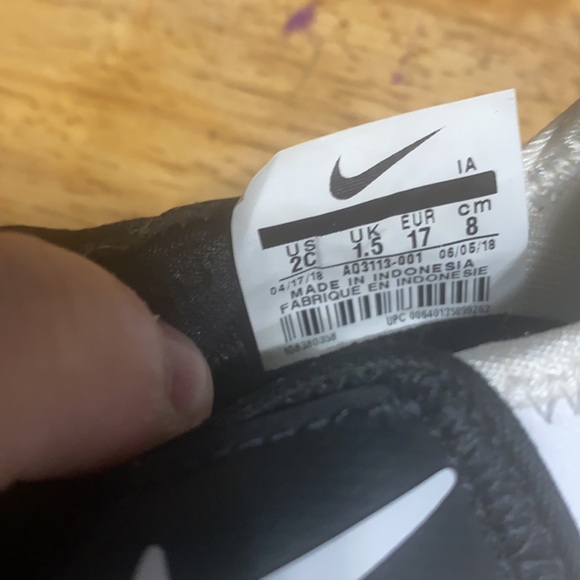 Nike Infant Shoes Black And White Size 2c NEVER BEEN WORN - Picture 2 of 3